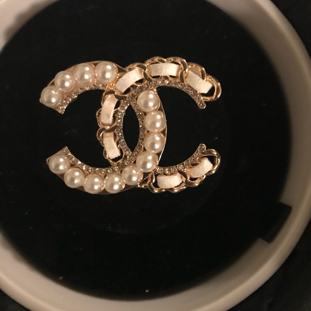 CC brooch leather and pearl